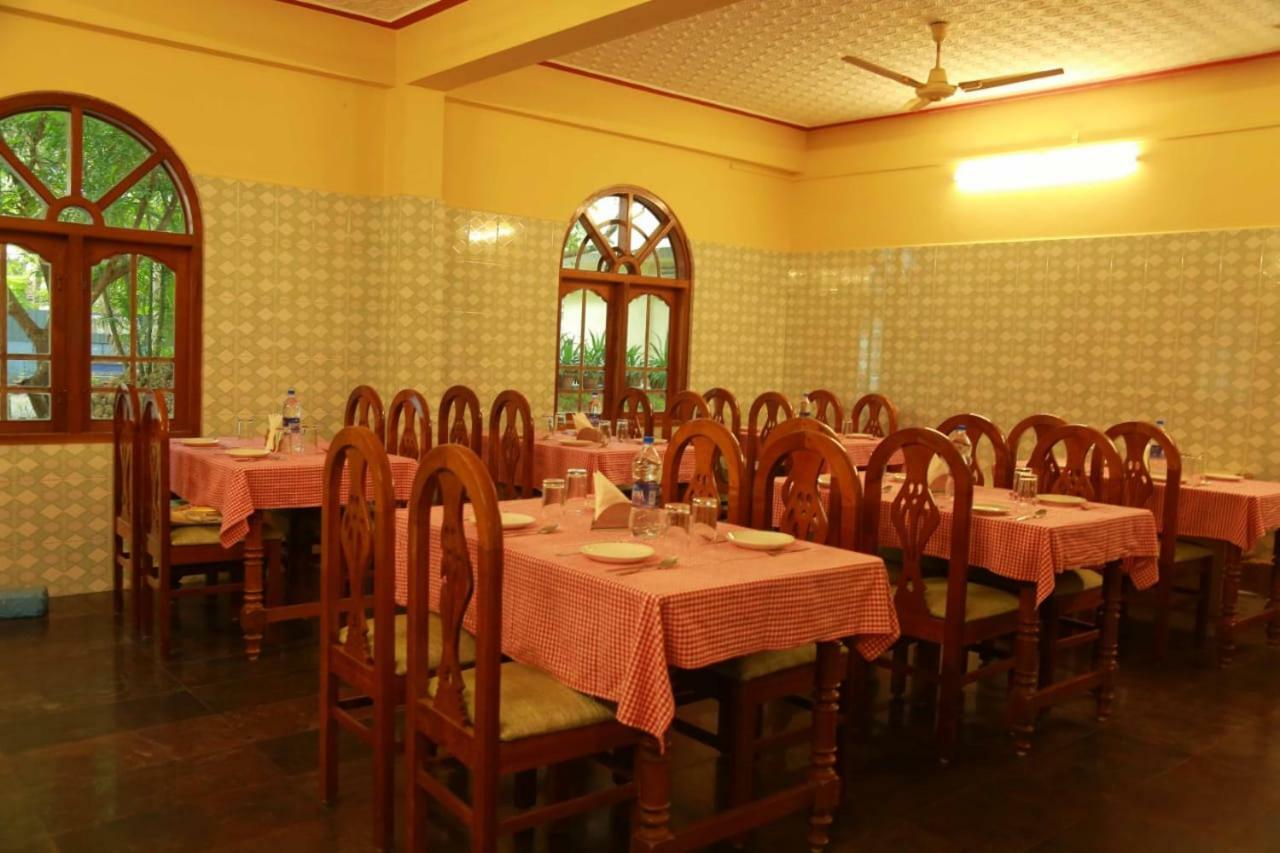 Lake Palace Family Resort Kumarakom Extérieur photo